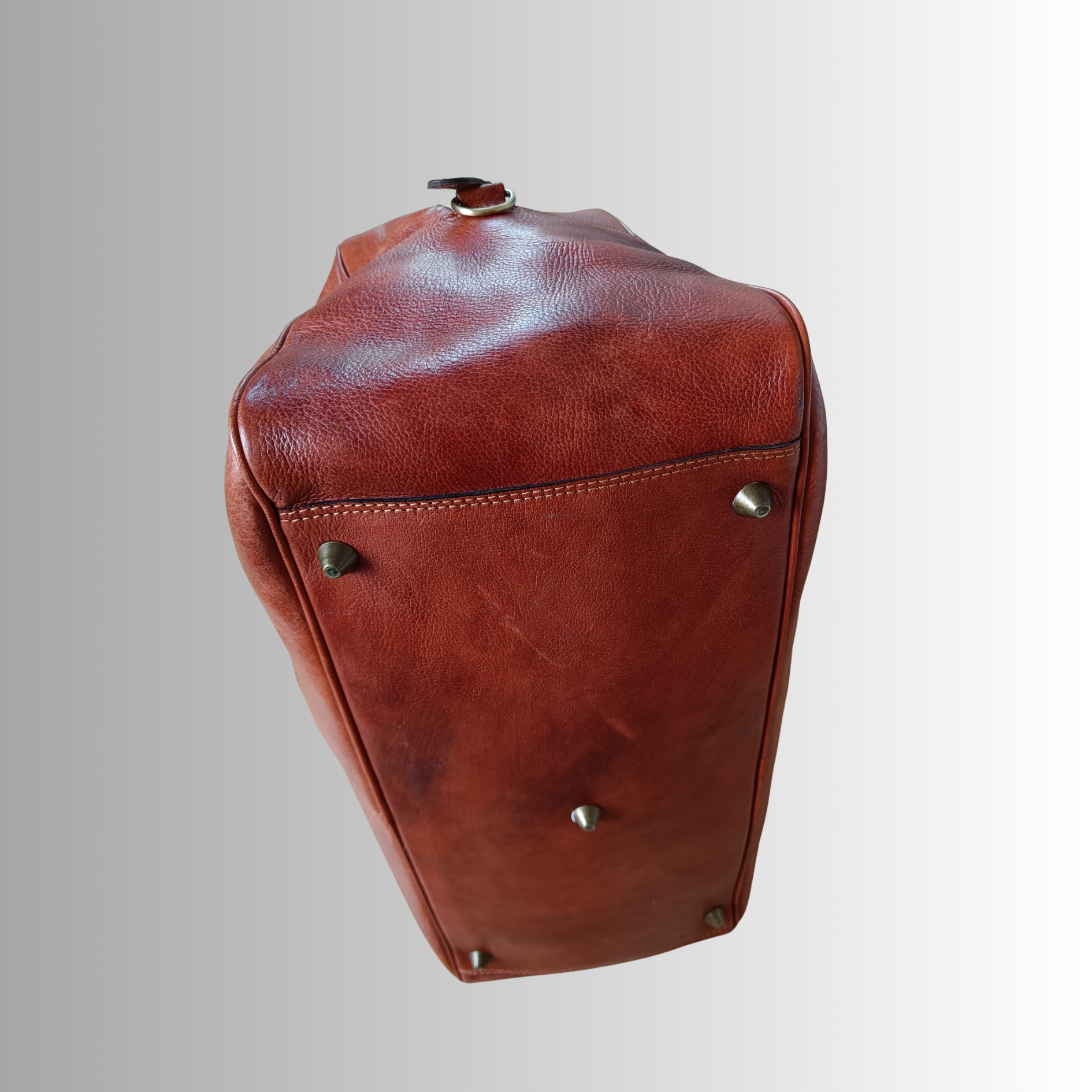 Sac de voyage cuir homme luxe MRKSHI - Sac business class en cuir pleine fleur cognac sans roulettes, style premium pour voyageurs VIP, Sac de voyage en cuir véritable fabriqué au Maroc, travel leather duffel bag premium, luxury weekender bag Casablanca, handmade leather luggage, Sac voyage cuir luxe Maroc, grand sac de voyage en cuir marron, handmade leather travel bag, Casablanca Morocco, Luxury leather travel bag Morocco, sac de voyage cuir véritable, weekender bag premium artisan marocain, Casablanca,
