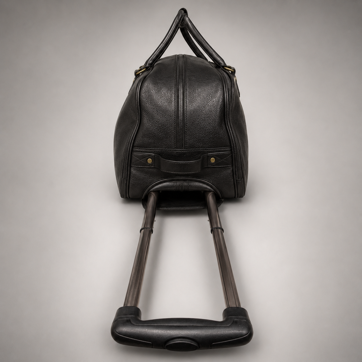 Sac de voyage cuir, sac de voyage en cuir véritable, sac de voyage cuir avec roulettes, bagage cabine luxe, sac week-end homme cuir premium, sac de voyage business élégant, sac de voyage noir haut de gamme MRKSHI. Sac de voyage en cuir véritable MRKSHI avec roulettes, sac de voyage cuir luxe pour homme, bagage cabine premium, sac week-end en cuir marron, grand sac de voyage élégant pour affaires et loisirs. Sac de voyage en cuir véritable MRKSHI avec roulettes, bagage cabine luxe, sac week-end homme