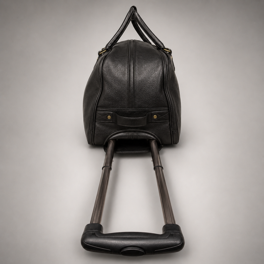 Sac de voyage cuir, sac de voyage en cuir véritable, sac de voyage cuir avec roulettes, bagage cabine luxe, sac week-end homme cuir premium, sac de voyage business élégant, sac de voyage noir haut de gamme MRKSHI. Sac de voyage en cuir véritable MRKSHI avec roulettes, sac de voyage cuir luxe pour homme, bagage cabine premium, sac week-end en cuir marron, grand sac de voyage élégant pour affaires et loisirs. Sac de voyage en cuir véritable MRKSHI avec roulettes, bagage cabine luxe, sac week-end homme