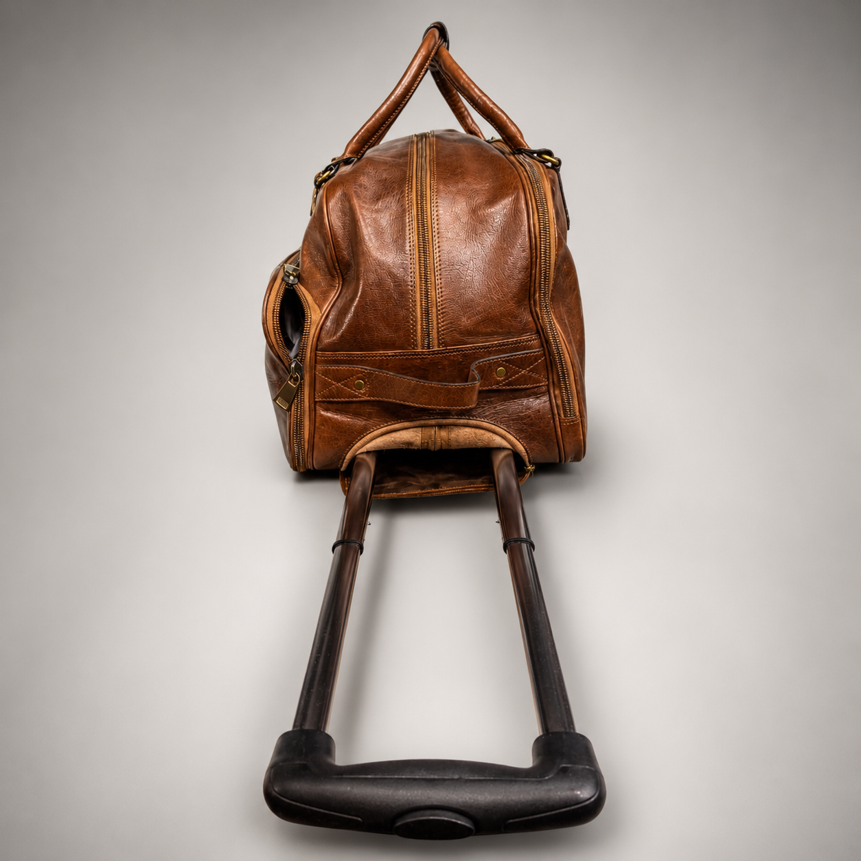 Sac de voyage cuir, sac de voyage en cuir véritable, sac de voyage cuir avec roulettes, bagage cabine luxe, sac week-end homme cuir premium, sac de voyage business élégant, sac de voyage marron haut de gamme MRKSHI. Sac de voyage en cuir véritable MRKSHI avec roulettes, sac de voyage cuir luxe pour homme, bagage cabine premium, sac week-end en cuir marron, grand sac de voyage élégant pour affaires et loisirs. Sac de voyage en cuir véritable MRKSHI avec roulettes, bagage cabine luxe, sac week-end homme premi